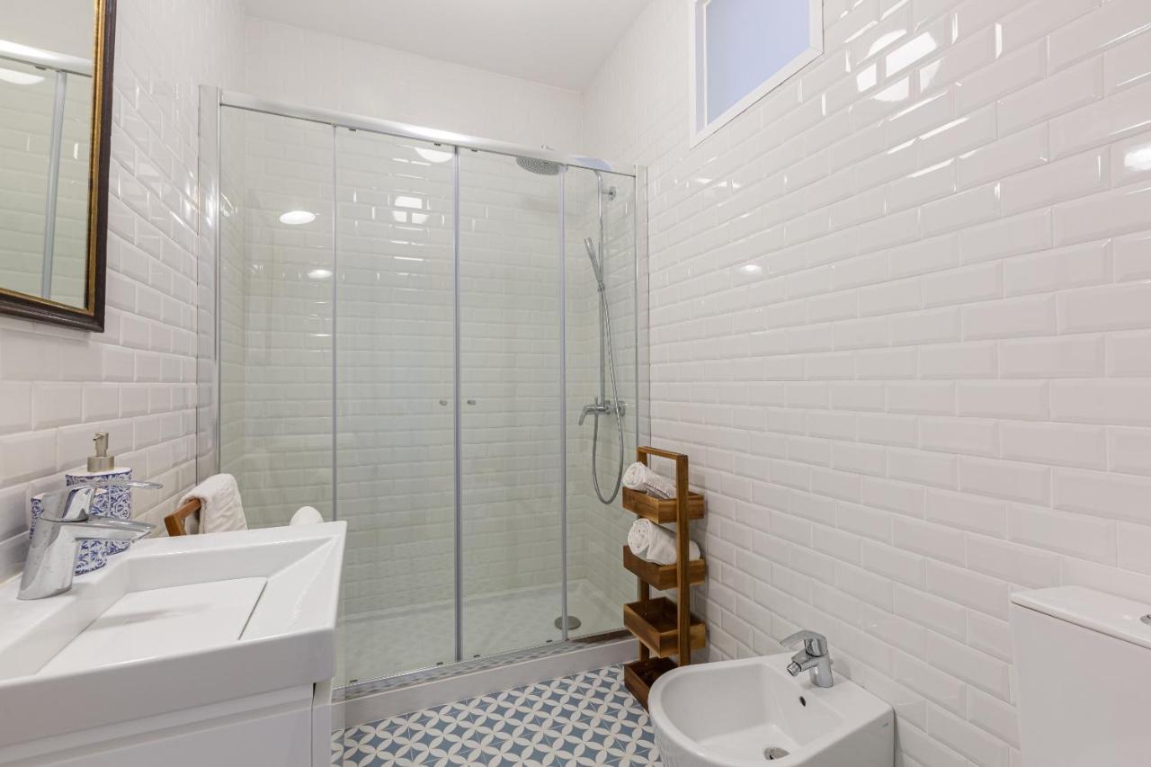 White & Blue Vintage Home In Graca Lisbon Exterior photo