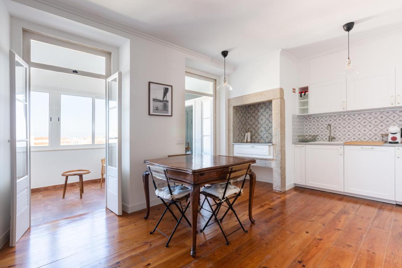 White & Blue Vintage Home In Graca Lisbon Exterior photo