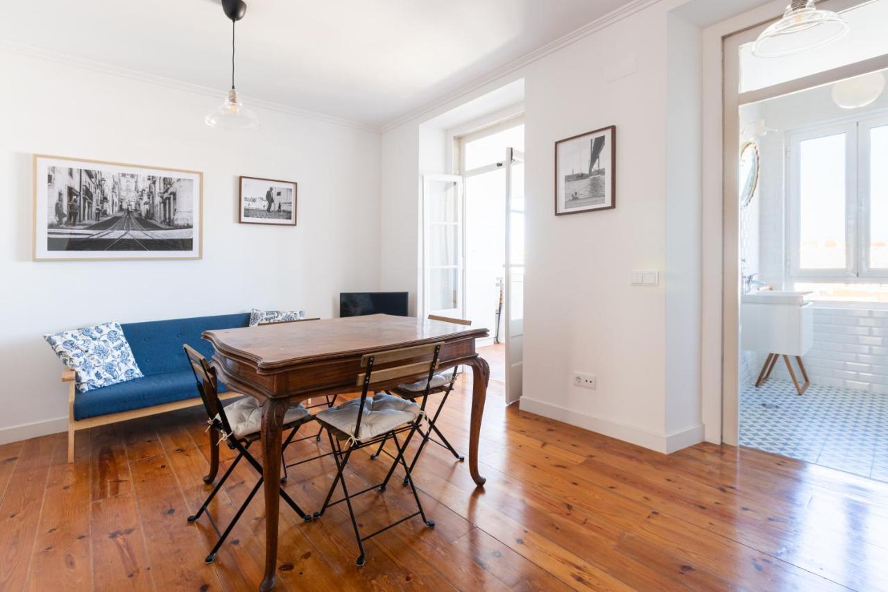 White & Blue Vintage Home In Graca Lisbon Exterior photo